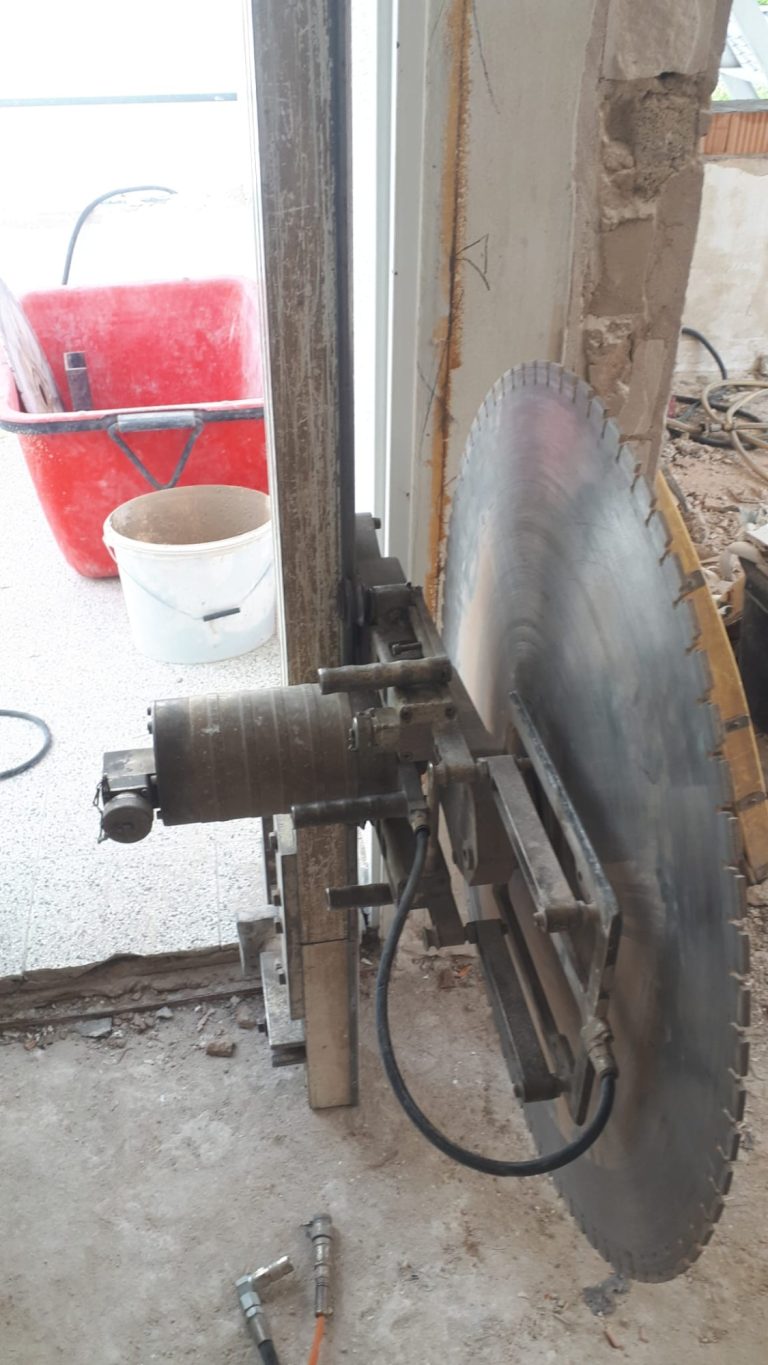 Betonwandsäge vertikal befestigt